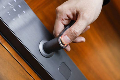 Infrared bluetooth fingerprint combination lock design